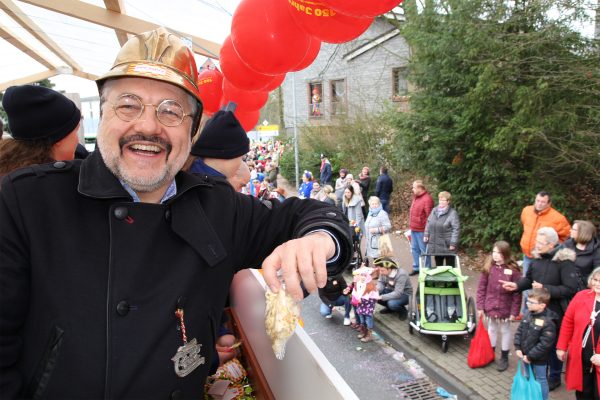 Bürgermeister Thomas Dinkelmann zu Gast auf dem Karnevalswagen der Mettmanner Wehr. Foto: Feuerwehr Mettmann