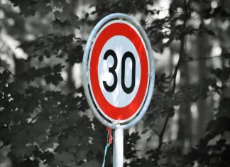 Der Ratsausschuss fordert: Auf der Berliner Straße zwischen der Weimarer-und der Posener Straße solle eine Tempo-30-Zone eingerichtet werden. Foto: Symbolbild (pixabay)