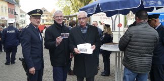 Der Leitende Polizeidirektor Manfred Frorath, Ratingens Bürgermeister Klaus Pesch und Landrat Thomas Hendele (v.l.) bei der Auftaktveranstaltung auf dem Ratinger Wochenmarkt. Foto: Stadt Ratingen