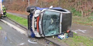 Unfall im Neandertal: Der verunfallte Smart nach dem Überschlagen. Foto: Polizei