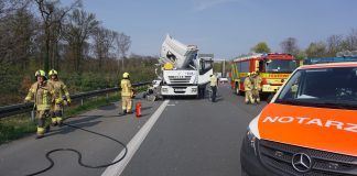 Heftiger Aufprall: Das Führerhaus des Lastwagens wurde vollkommen zerstört. Foto: Feuerwehr Ratingen