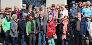 Die Gruppe des Bürgervereins Wülfrath mit Landrat Thomas Hendele vor dem Stadtwaldhaus. Foto: Bürgerverein