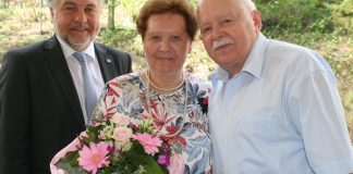 Bürgermeister Thomas Dinkelmann gratulierte Dorota und Anton Gadomski zur Diamantenen Hochzeit. Foto: Kreisstadt Mettmann