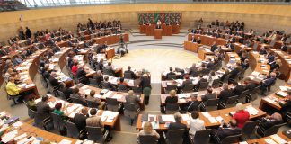 Der Höhepunkt des "Jugend-Landtags" ist die Plenarsitzung: Dort diskutieren Jugendliche über Anträge. Foto: Bern Schälte (Bildarchiv des Landtags Nordrhein-Westfalen)