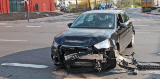 Steht mitten auf der Kreuzung: Der stark beschädigte Audi A1. Foto: Polizei