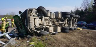 Umgekippter Lastwagen: Durch den Unfall ist es zu Autobahnsperrungen gekommen. Foto: Feuerwehr Ratingen