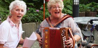 Sie musizieren regelmäßig mit älteren Menschen: Ingeborg Beckershoff und Doris Holtgreve. Foto: Caritas