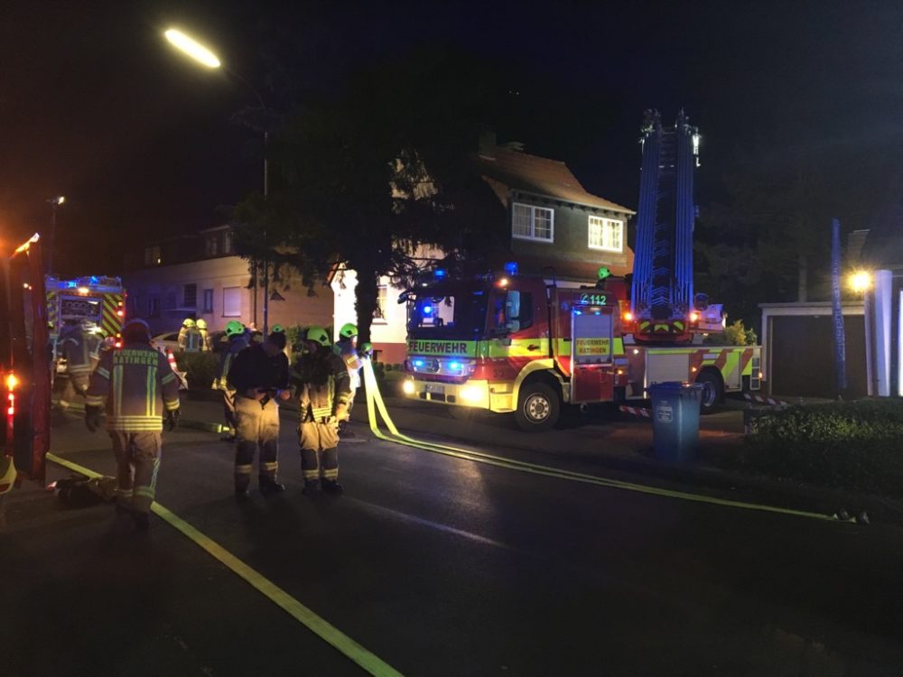Drehleiter im Einsatz Auf der Speestraße in Ratingen-Lintorf war die Feuerwehr mit einer Drehleiter im Einsatz. Foto: Feuerwehr RA