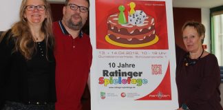 Sie laden Spielebegeisterte zu den Ratinger Spieletagen in die Dumeklemmer-Halle ein: Andrea Laumen (Leiterin der Kinder- und Jugendarbeit der Evangelischen Kirchengemeinde Ratingen), Thomas Fedder (Amt für Kultur und Tourismus) und Charlotte Fischer-Simon (Amt für Kinder, Jugend und Familie). Foto: André Volkmann