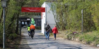 Die Gäste kamen zu Fuß oder mit dem Rad, um den Saisonstart für Zeittunnel und Panorama-Radweg zu feiern. Fotos. Hans-Joachim Kling