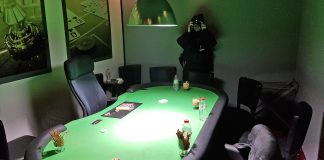 Verdacht des illegalen Glücksspiels an einem Spieltisch. Foto: Polizei