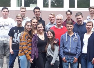 Joachim Karwoczik mit Schülerinnen und Schülern des Langenberger Gymnasiums. Foto: Stadt Velbert/Helena Latz
