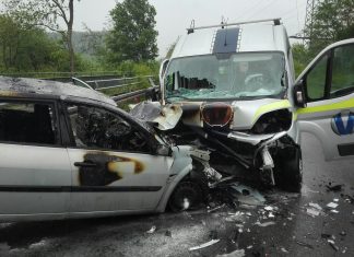 Eines der beiden Autos brannte nach dem Crash vollständig aus. Foto: Feuerwehr Mettmann