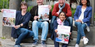 Das Team der Freiwilligen-Zentrale präsentiert das Plakat zu der neuen Kampagne. Foto: Caritas