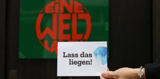 Am Samstag findet der Weltladen-Tag statt: Im Bereich um das Geschäft auf der Mittelstraße machen diese Karten darauf aufmerksam. Foto: André Volkmann