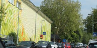 Die Autos stehen auf der Düsseler Straße in Wülfrath den Berg hinauf. Das Foto ist übrigens aus dieser Woche. Fotos: Hans-Joachim Kling