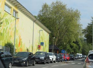 Die Autos stehen auf der Düsseler Straße in Wülfrath den Berg hinauf. Das Foto ist übrigens aus dieser Woche. Fotos: Hans-Joachim Kling
