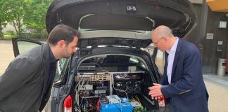 Dr. Yosef Dalbah zeigt Peter Beyer MdB die Technik im ZF-Versuchsfahrzeug. Foto: Peter Beyer MdB