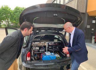 Dr. Yosef Dalbah zeigt Peter Beyer MdB die Technik im ZF-Versuchsfahrzeug. Foto: Peter Beyer MdB