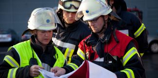 Die Einsatzleitung bei der Lagebesprechung. Foto: Feuerwehr Mettmann (Symbolbild)