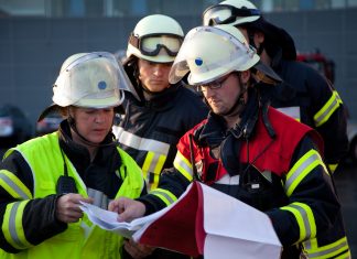 Die Einsatzleitung bei der Lagebesprechung. Foto: Feuerwehr Mettmann (Symbolbild)