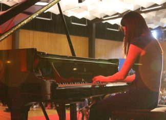 Die Pianistin Hanni Liang kehrte für das 50. Jubiläum zurück an "ihr" Gymnasium. Foto: André Volkmann