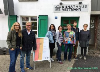 Die Künstlerinnen und Künstler waren im Rahmen der Vernissage am 10. Mai zu Gast im Mettmanner Kunsthaus. Foto: Henrik Wischnewski
