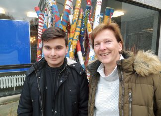 Sie bilden ein erfolgreiches "Tandem": Emrullah und seine Ausbildungslotsin Birgit Schenscher. Foto: Kreis ME