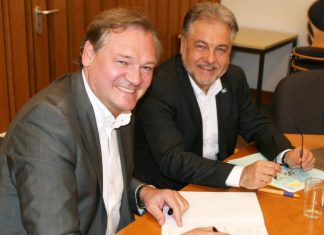 Der neue Stabsstellenleiter für Stadtmarketing und Wirtschaftsförderung Stephan Reichstein (l.) zusammen mit Bürgermeister Thomas Dinkelmann bei der Vertragsunterzeichnung im Rathaus. Foto: Kreisstadt Mettmann