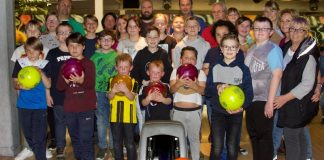 Sie waren zum "bowlen" eingeladen: 22 Kinder mit Betreuern vom Verein "Kids on Tour". Foto: Peter Klückmann