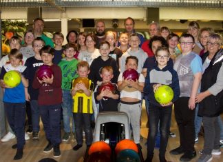 Sie waren zum "bowlen" eingeladen: 22 Kinder mit Betreuern vom Verein "Kids on Tour". Foto: Peter Klückmann