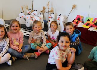 Mädchen und Jungen des Kindergartens Rohdenhaus vor einem Teil ihrer Kunstwerke