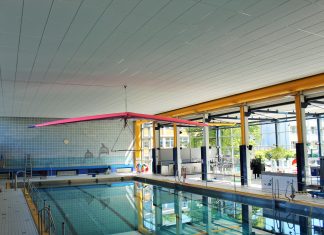 Es ist wieder Wasser drin: In der nächste Woche kann die Schwimmhalle in Wülfrath wieder eröfnet werden - mit neuer Akustikdecke. Fotos: Hans-Joachim Kling