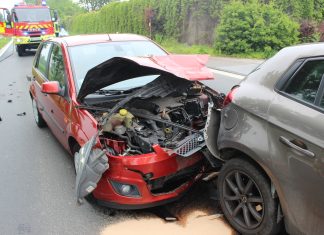 Beide Autos wurden bei dem Unfall auf der Meiersberger Straße schwer beschädigt. Foto: Polizei