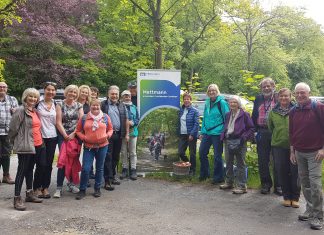 Zum zweiten Mal hatte Bürgermeister Thomas Dinkelmann Bürgerinnen und Bürger zu einer Wanderung eingeladen. Foto: Kreisstadt Mettmann