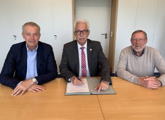 Kooperation zum Wohle der Natur: Prof. Dr. Gerd-Christian Weniger, Landrat Thomas Hendele und Otto Kahm bei der Vertragsunterzeichnung. Foto: Kreis ME