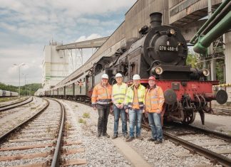 Auf dem Foto (von links nach rechts): Frank Dregorius, Leiter des Eisenbahnbetriebs im Lhoist-Werk Flandersbach, Bernd Becks, Besucherbetreuer im Lhoist-Werk Flandersbach, Paul und Andreas Verhaaren von den Eisenbahn-Nostalgiefahrten Bebra e. V. Foto: Lhoist