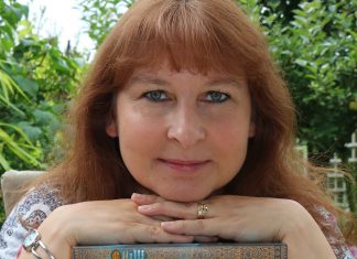 Die Nevigeser Autorin Jacqueline Montemurri entführt Zuhörer in "fantastische Welten". Foto: Privat