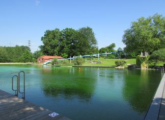 Bis zum Sommer wird das Wasser im Naturfreibad sich wahrscheinlich noch erwärmen - aktuell liegt die Temperatur nach Angaben des Betriebsleiters bei 17 Grad. Foto: Hans-Joachim Kling