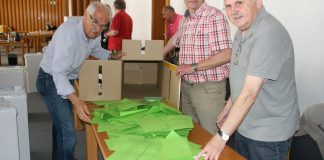 Horst Heisig, Rainer Herbrand und Wolfgang Horst (v. l.) leeren eine Wahlurne. Foto: Kreisstadt Mettmann