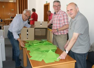 Horst Heisig, Rainer Herbrand und Wolfgang Horst (v. l.) leeren eine Wahlurne. Foto: Kreisstadt Mettmann
