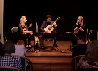 Das Ensemble "TrioLogie" auf der Bühne der Mettmanner Kulturvilla. Foto: Kulturvilla