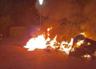 Auf dem Schulhof der Gesamtschule an der Poststraße brannten drei Papiercontainer. Foto: Feuerwehr Velbert