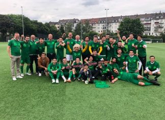 Sieg in Düsseldorf: Der TVD Velbert feiert den Aufstieg in die Oberliga. Foto: TVD