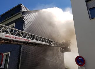 Der Brand auf der Hüserstraße in Langenberg war mit starker Rauchentwicklung verbunden. Foto: Feuerwehr Velbert