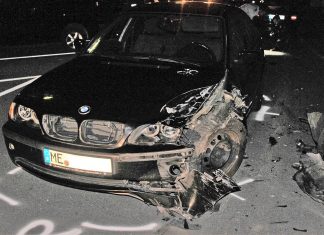 Der schwer beschädigte BMW des Unfallfahrers. Foto: Polizei