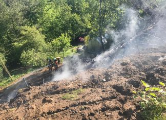 Die Wehr bei der Bekämpfung des Böschungsbrands. Foto: Feuerwehr Velbert