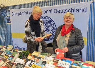 Olivia Werthmann und Sabine Schmidtmann am Stand des SI-Clubs. Foto: Nadja Franke