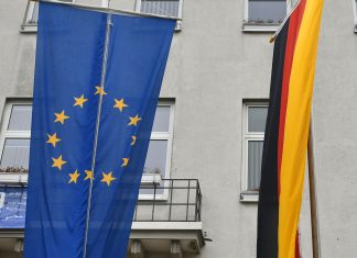 Die europäische und die deutsch Fahne vor dem Rathaus. Archivfoto: Mathias Kehren