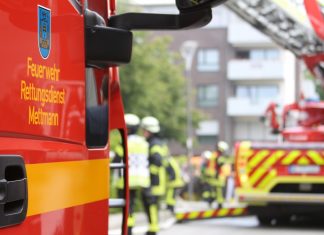 Am Samstag hat die Feuerwehr Mettmann eine große Schauübung am Königshof durchgeführt. Foto: André Volkmann